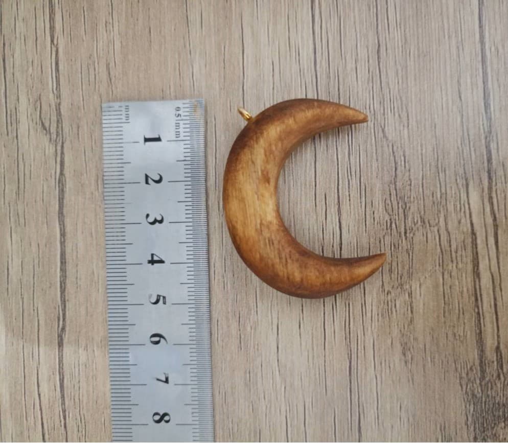 گردنآویز چوبی «هلالِ ماه» – طراحی مینیمال و دستساز